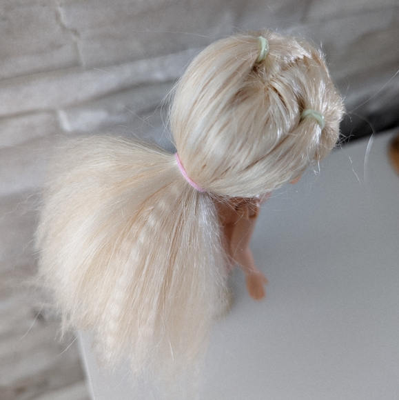 Bratz Wintertime Wonderland Cloe - Picture 4 of 5